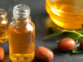 Is Jojoba Oil Good For Eyelashes