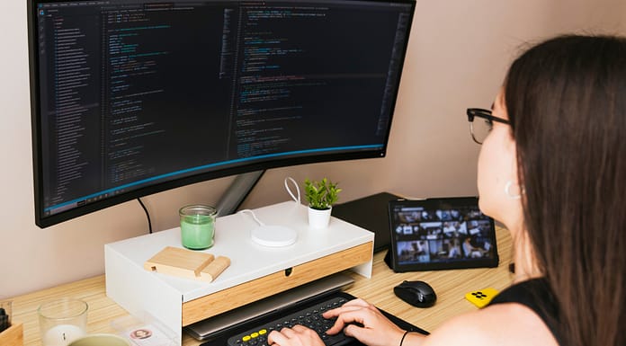 How to Choose a Monitor for Freelance Work