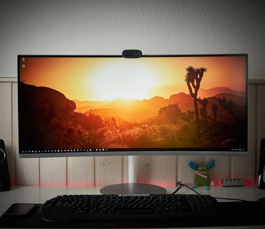 Are curved monitors good for content creation?